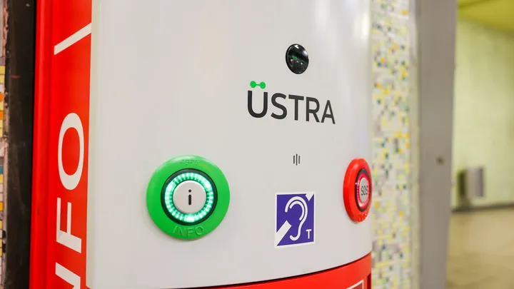 Nahaufnahme auf Info- und Notrufsäule der ÜSTRA in der U-Bahn-Station Kröpcke
