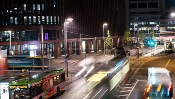 Nachtaufnahme von Bussen und Bahnen in der Innenstadt von Hannover