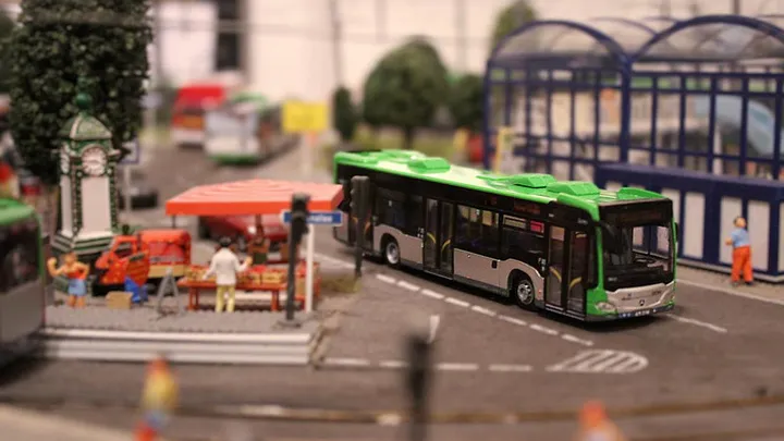 Modell eines Citaro Hybrid Solobusses in einer Modellstadt