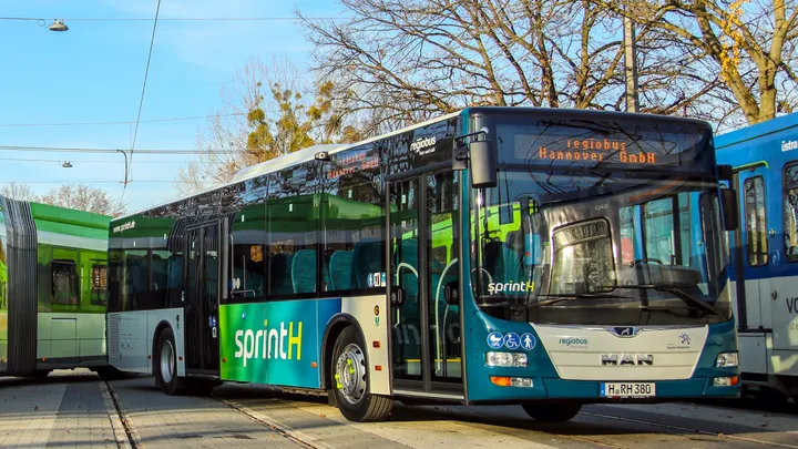 Ein sprint H Gelenkbus und ein sprint H Solobus stehen nebeneinander.