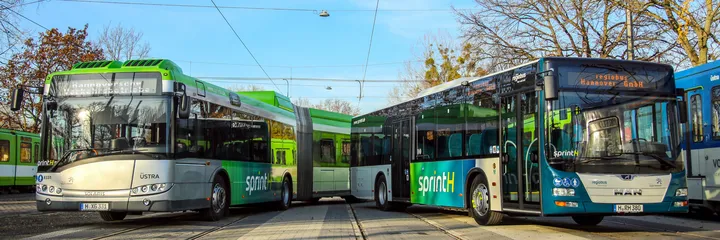 Ein sprint H Gelenkbus und ein sprint H Solobus stehen nebeneinander.