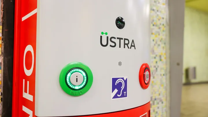 Nahaufnahme auf Info- und Notrufsäule der ÜSTRA in der U-Bahn-Station Kröpcke