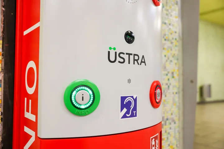 Nahaufnahme auf Info- und Notrufsäule der ÜSTRA in der U-Bahn-Station Kröpcke