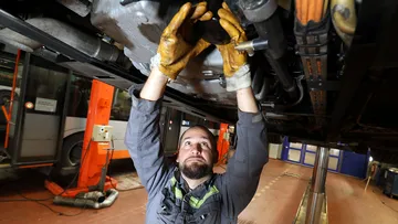 ÜSTRA Werkstatt-Mitarbeiter