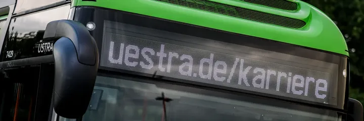 Stadtbus mit Werbeeinblendung uestra.de/karriere