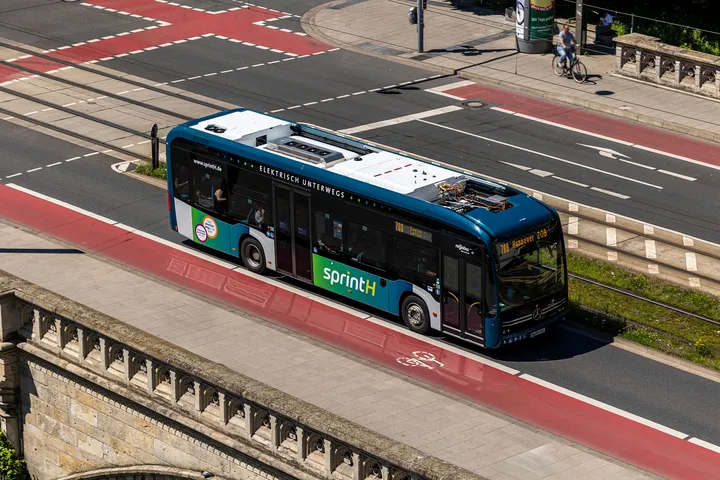 sprintH Bus der Linie 700 fährt auf einer Straße in Hannover