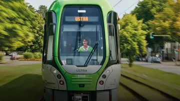 ÜSTRA Stadtbahnfahrerin
