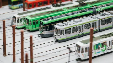 Sieben Stadtbahnmodelle nebeneinander auf Schienen eines Modell-Betriebshofes