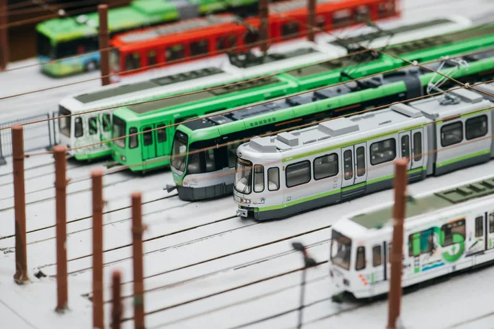 Mehrere Stadtbahnmodelle nebeneinander auf einem Modell-Betriebshof