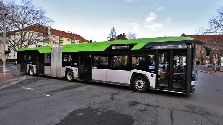 Ein Solaris New Urbino H 18 von der Seite fotografiert. Er fährt als Linie 800 nach Mehrum.