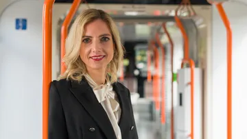 Elke Maria van Zadel, Vorstandsvorsitzende und Vorständin für Technik, IT, Infrastruktur und Marketing, steht in einer Stadtbahn.