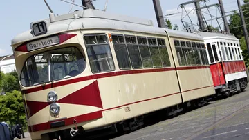 Eine alte Stadtbahn auf Strecke, der Linie 11 mit Endpunkt Sarstedt.