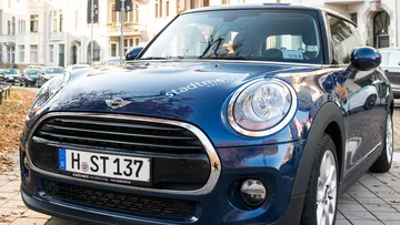 Ein Mini mit stadtmobil-Aufkleber auf der Motorhaube