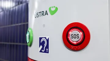 Nahaufnahme auf den rotumrandeten SOS-Knopf auf einer Notrufsäule in einer der Tunnelstationen in Hannover