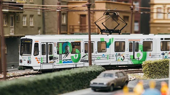 Modell einer Stadtbahn des Typ 6260 mit Beklebung zum Thema "125 Jahre ÜSTRA"