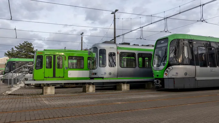 Die Stadtbahntypen T W 6000, T W 2000 und T W 3000 stehen hintereinander auf einem Betriebshof.