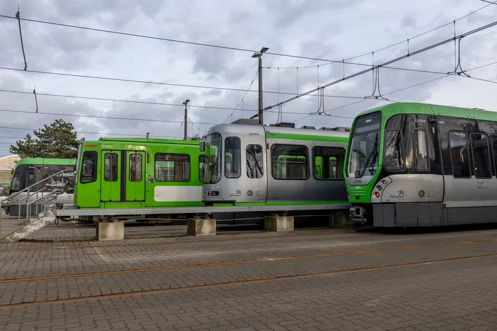 Die Stadtbahntypen T W 6000, T W 2000 und T W 3000 stehen hintereinander auf einem Betriebshof.