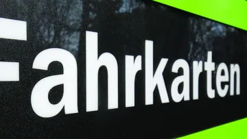 Ticket-Automat auf dem bildfüllend das Wort "Fahrkarten" zu lesen ist