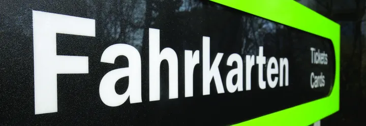 Ticket-Automat auf dem bildfüllend das Wort "Fahrkarten" zu lesen ist