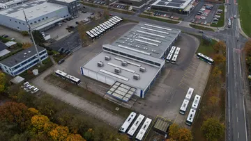 Eine Luftaufnahme des Betriebshofes Burgdorf. Um die Bushalle herum sind vereinzelt Busse abgestellt.
