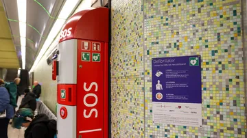 Eine rote Info- und Notrufsäule mit SOS-Aufschrift in der U-Bahnstation Kröpcke.