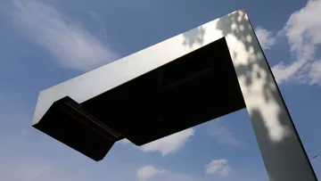 Eine Ladesäule von schräg unten fotografiert mit blauem Himmel im Hintergrund.