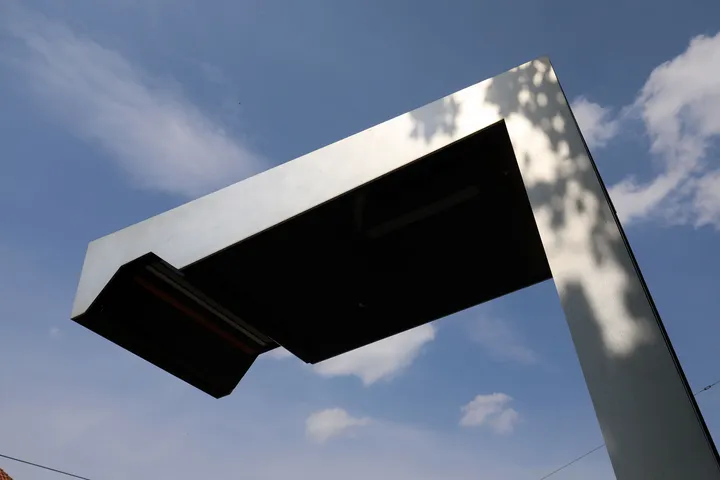 Eine Ladesäule von schräg unten fotografiert mit blauem Himmel im Hintergrund.