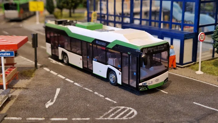 Modell eines Solaris E-Busses in einer Modellstadt