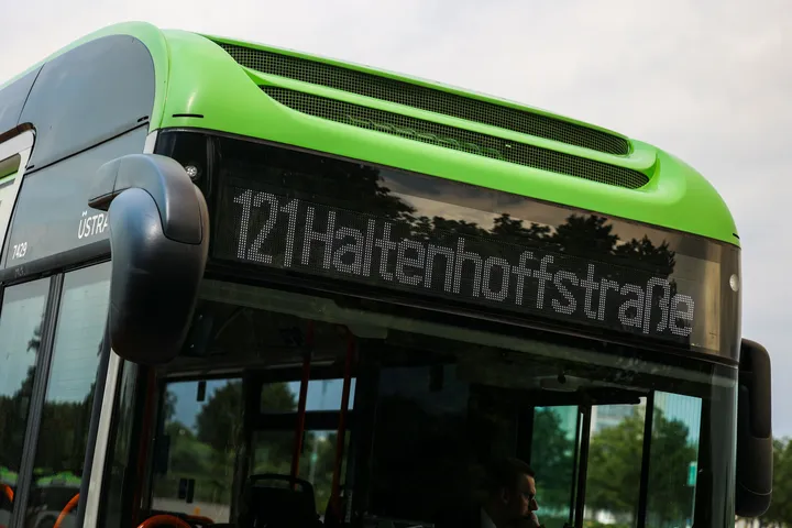 Anzeige vom Bus der Linie 121 mit dem Ziel Haltenhoffstraße in Hannover.