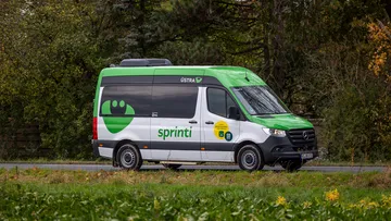 Sprinti Bus der ÜSTRA fährt durch Sehnde