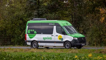 Sprinti Bus der ÜSTRA fährt durch Sehnde
