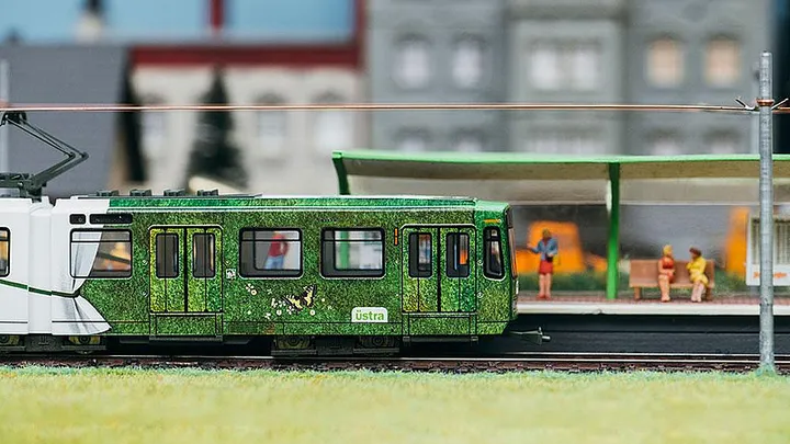 Modell einer Stadtbahn des Typ TW 6000 mit Umwelt-Beklebung
