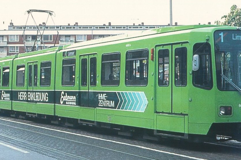 TW 6001 fährt mit einer Werbung für Herrenbekleidung in Richtung Limmer.