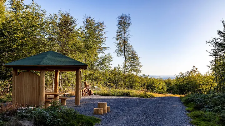 Ausblick aufs Steinhuder Meer von der Wilhelmshöhe mit einer Schutzhütte für Wanderer im Vordergrund.