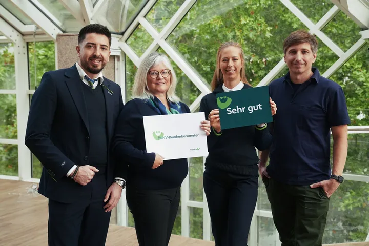 Vier Mitarbeitende aus dem Servicecenter freuen sich über die guten Ergebnisse des Kundenbarometers.