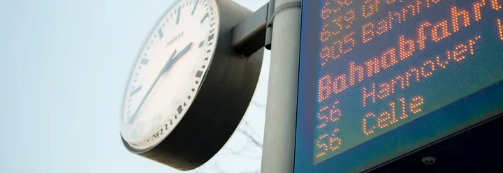 Uhr und Anzeigetafel an Haltestelle