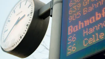 Uhr und Anzeigetafel an Haltestelle