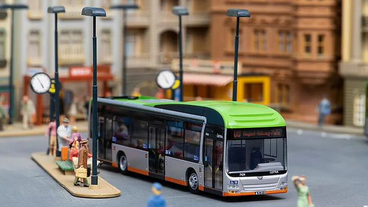 Modell eines MAN City Lion Busses an einer Modell-Bushaltestelle