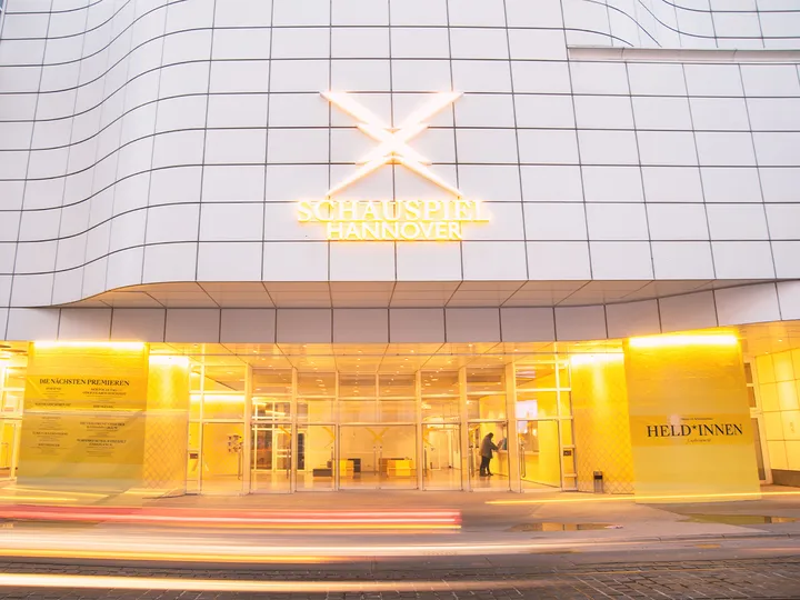 Diese Langzeitbelichtung zeigt das Schauspielhaus Hannover.