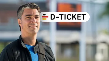 Ein Mann mittleren Alters schaut lächelnd an der Kamera vorbei, hinter seinem Kopf ist D-Ticket-Emblem zu sehen.