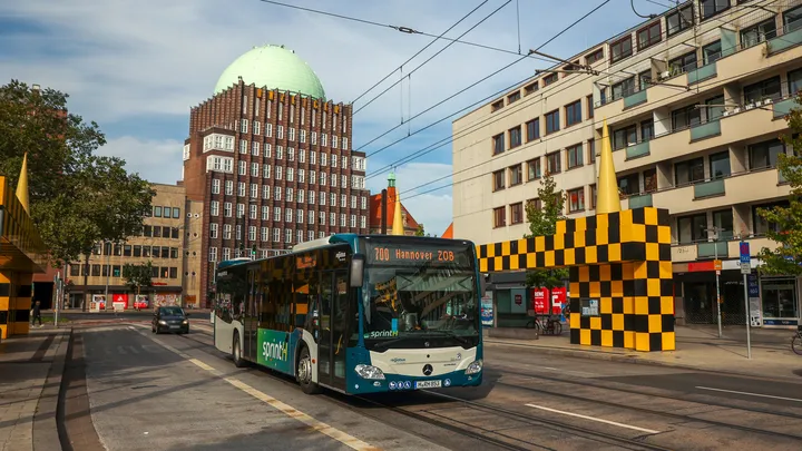 Ein Hybridbus auf der Linie 700 in Richtung Hannover Z O B fährt am BUSSTOP Steintor vorbei. Im Hintergrund ist das Anzeigerhochhaus.