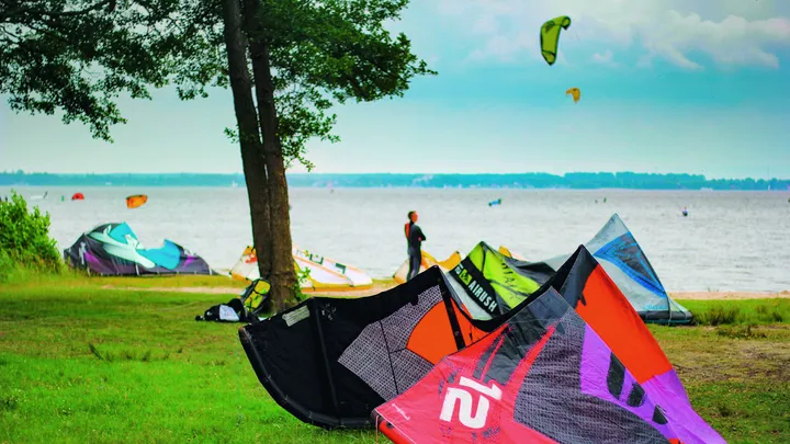 Kite eines Kite-Surfers auf der Wiese vor dem Steinhuder Meer