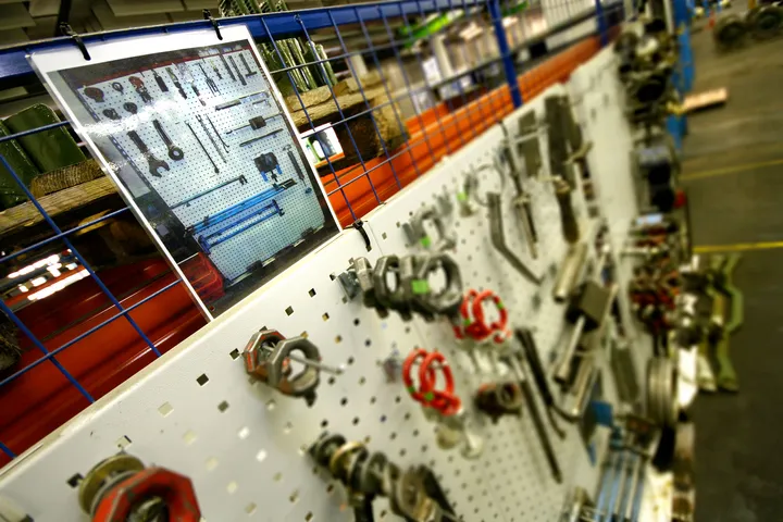 Eine Lochplatte mit vielen Werkzeugen und Zubehör.