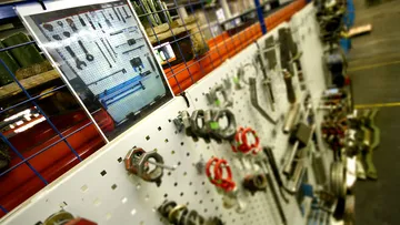 Eine Lochplatte mit vielen Werkzeugen und Zubehör.