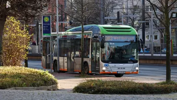 Ein fahrender M A N Bus des Typs A 37. Im Zielanzeiger steht ÜSTRA.