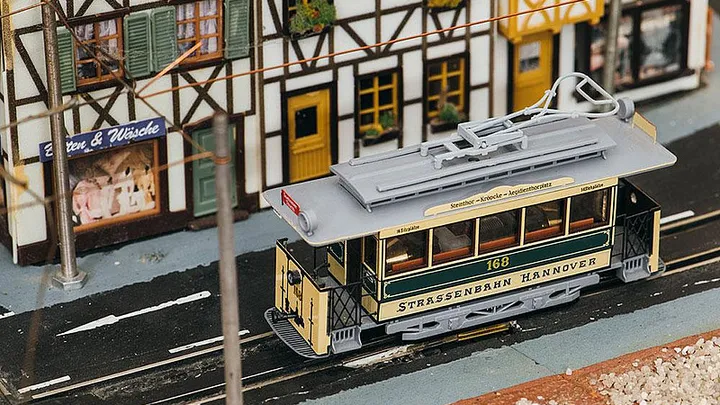 Modell einer Stadtbahn des Typ TW 168, im Hintergrund Modell-Fachwerkhäuser