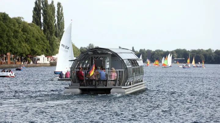 Das Schiff EMS Europa auf dem Maschsee, im Hintergrund sind viele Segelboote zu sehen.