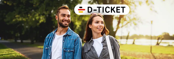 Frau und Mann spazieren im Grünen an einem See im Sonnenschein, das Deutschlandticket-Logo ist integriert