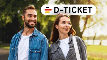 Frau und Mann spazieren im Grünen an einem See im Sonnenschein, das Deutschlandticket-Logo ist integriert