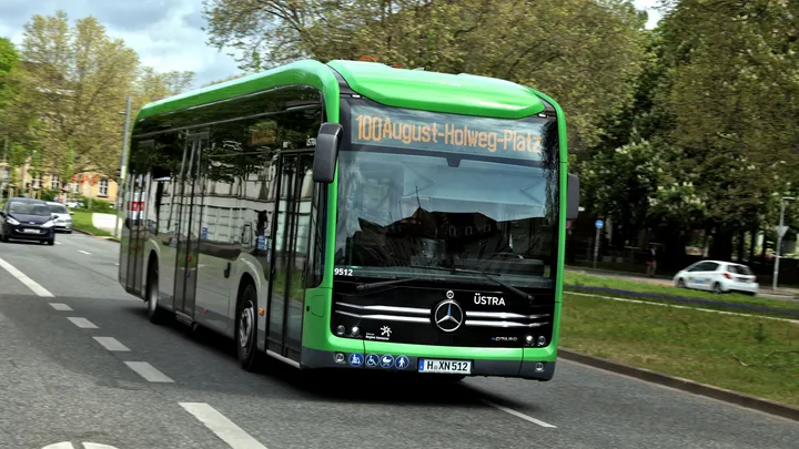 Ein fahrender e Citaro Bus auf der Linie 100 in Richtung August-Hohlweg-Platz.